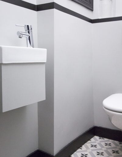 Toilettes Style new-yorkais blanc aux touches de noir, par Fabienne Boé de Pirey, Architecte d'intérieur UFDI à Paris 75