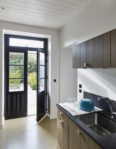 Elégance d'un petite cuisine noire bleutée, par Fabienne Boé de Pirey, Architecte d'intérieur UFDI à Paris 75