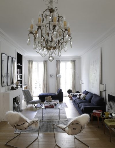 Salon chic aux tons blanc et bleu par Fabienne Boé de Pirey, Architecte d'intérieur UFDI à Paris 75