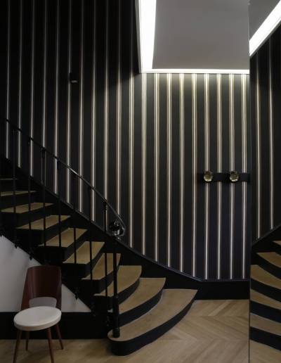 Escalier aux rayures noires et blanches par Fabienne Boé de Pirey, Architecte d'intérieur UFDI à Paris 75