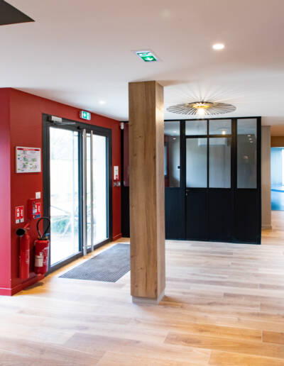 Architecture intérieure et Décoration Maison Gregory Lemarchal à Suresnes - Hall d'entrée rouge sécurité, par Fabienne Boé de Pirey, Architecte d'intérieur UFDI à Paris 75