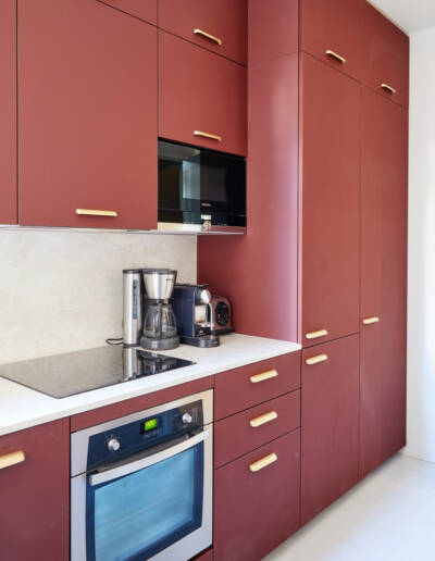 Rénovation complète appartement de style 50m2 à Paris 7ème - La cuisine sur mesure aux tons rouge brique et poignées laiton mat, par Fabienne Boé de Pirey, Architecte d'intérieur UFDI à Paris 75