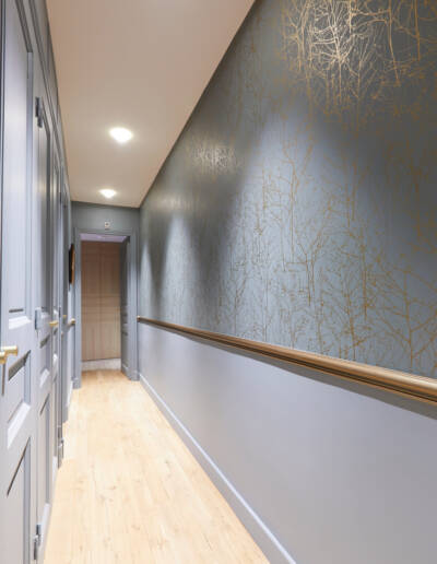 Rénovation complète appartement de style 50m2 à Paris 7ème - Un couloir aux tons gris froid et un papier peint ton sur ton aux motifs branchages dorées, par Fabienne Boé de Pirey, Architecte d'intérieur UFDI à Paris 75