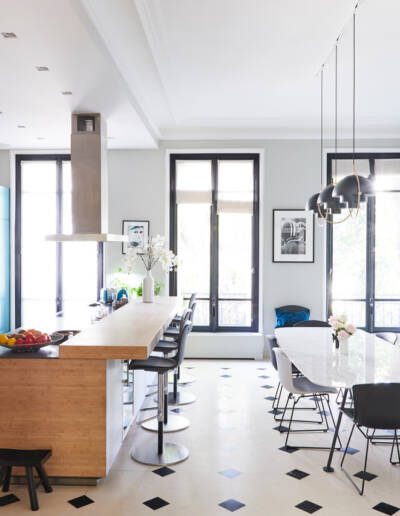 Rénovation et Décoration d'un Duplex à Paris 16ème - La cuisine salle à manger toute en lumière, touches de bois et bleu, par Fabienne Boé de Pirey, Architecte d'intérieur UFDI à Paris 75